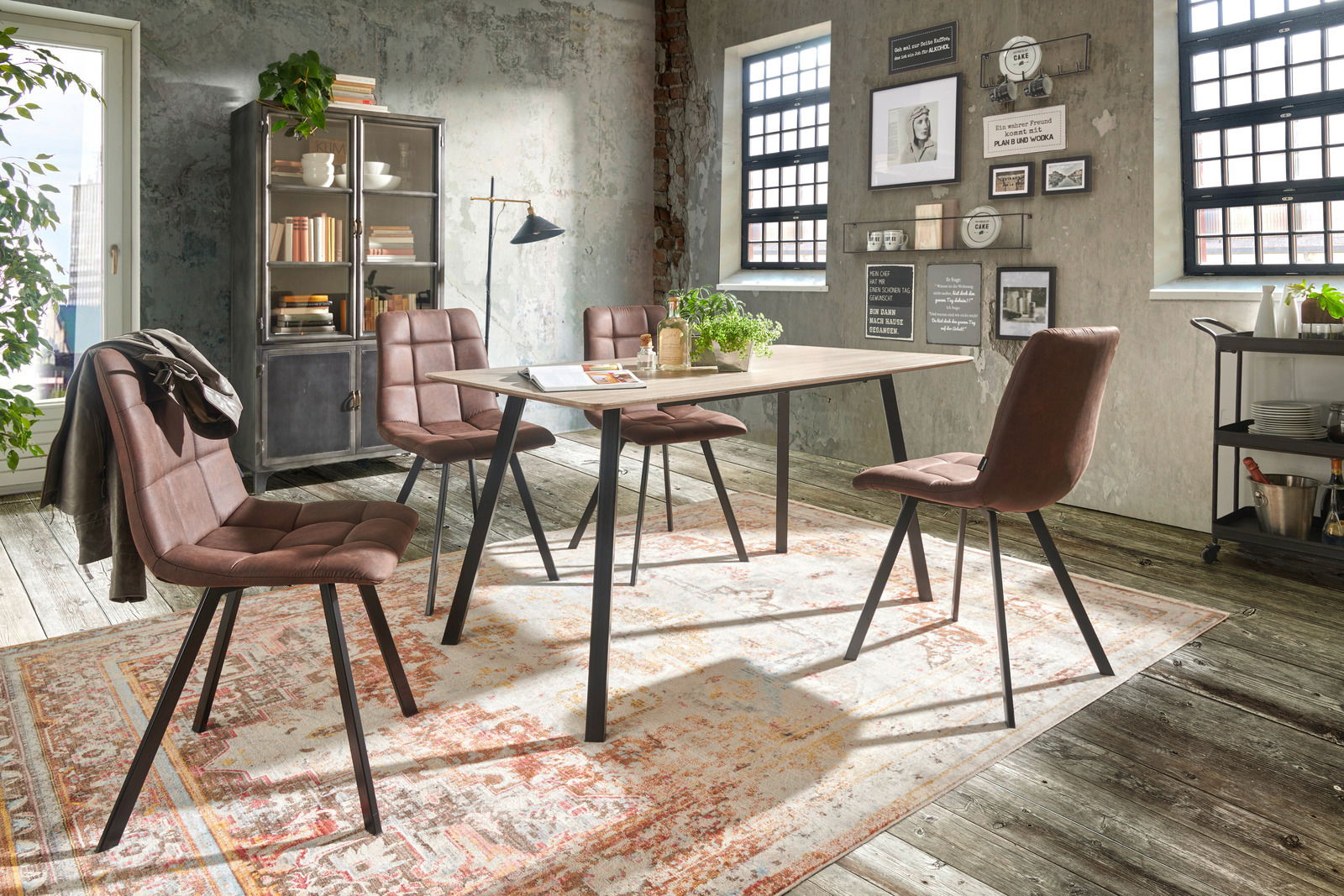 Moderner Esszimmerstuhl in braunem Lederlook mit schwarzem Metallgestell, seitliche Perspektive