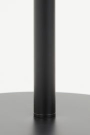 Nahaufnahme des schwarzen Standfußes einer Stehleuchte, von der Seite betrachtet.