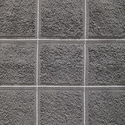 Nahaufnahme eines grauen Frottierhandtuchs mit quadratischem Muster.