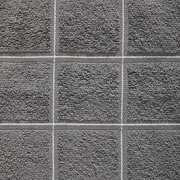 Nahaufnahme eines grauen Frottierhandtuchs mit quadratischem Muster.