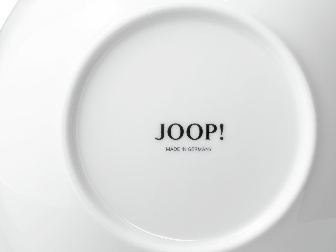 Achterkant van een witte schaal met de opdruk 'JOOP! MADE IN GERMANY'.
