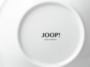 Achterkant van een witte schaal met de opdruk 'JOOP! MADE IN GERMANY'.