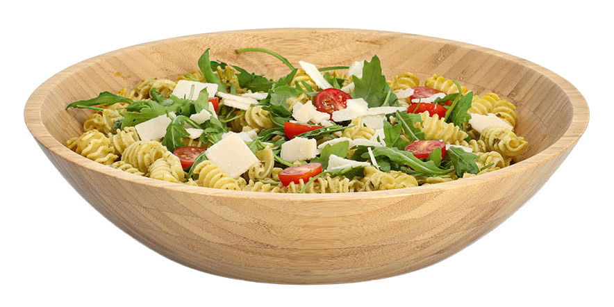 Holzschale mit einem Durchmesser von 34,5 cm, gefüllt mit einem frischen Salat aus Rucola, Tomaten und Käse, seitliche Perspektive