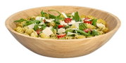 Holzschale mit einem Durchmesser von 34,5 cm, gefüllt mit einem frischen Salat aus Rucola, Tomaten und Käse, seitliche Perspektive