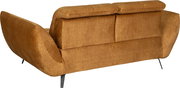 Rückansicht eines modernen 2-Sitzer-Sofas in cognacfarbenem Stoffbezug mit verstellbaren Kopfstützen, breiten Armlehnen und schwarzen Metallfüßen