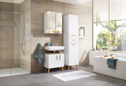 Modernes Badezimmer mit weißem Schrank-Set auf Holzfüßen, bestehend aus Waschbeckenunterschrank und hohem Schrank, seitliche Perspektive.