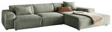 Grünes Ecksofa mit Ottomane rechts, aus weichem Stoff, dekoriert mit Kissen und Decke, Perspektive von vorne.