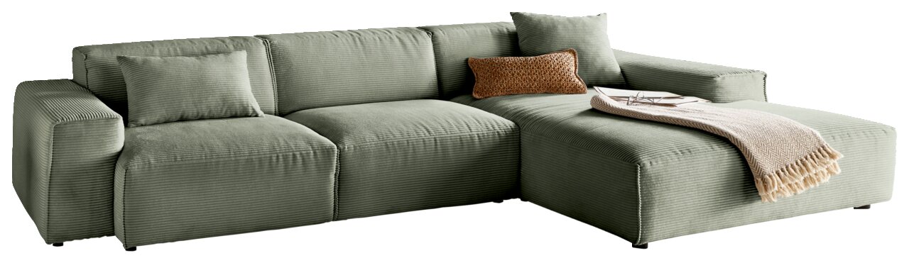 Grünes Ecksofa mit Ottomane rechts, aus weichem Stoff, dekoriert mit Kissen und Decke, Perspektive von vorne.