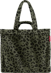 Vorderansicht einer Tasche mit Leopardenmuster und zwei Henkeln, aus weichem Material.