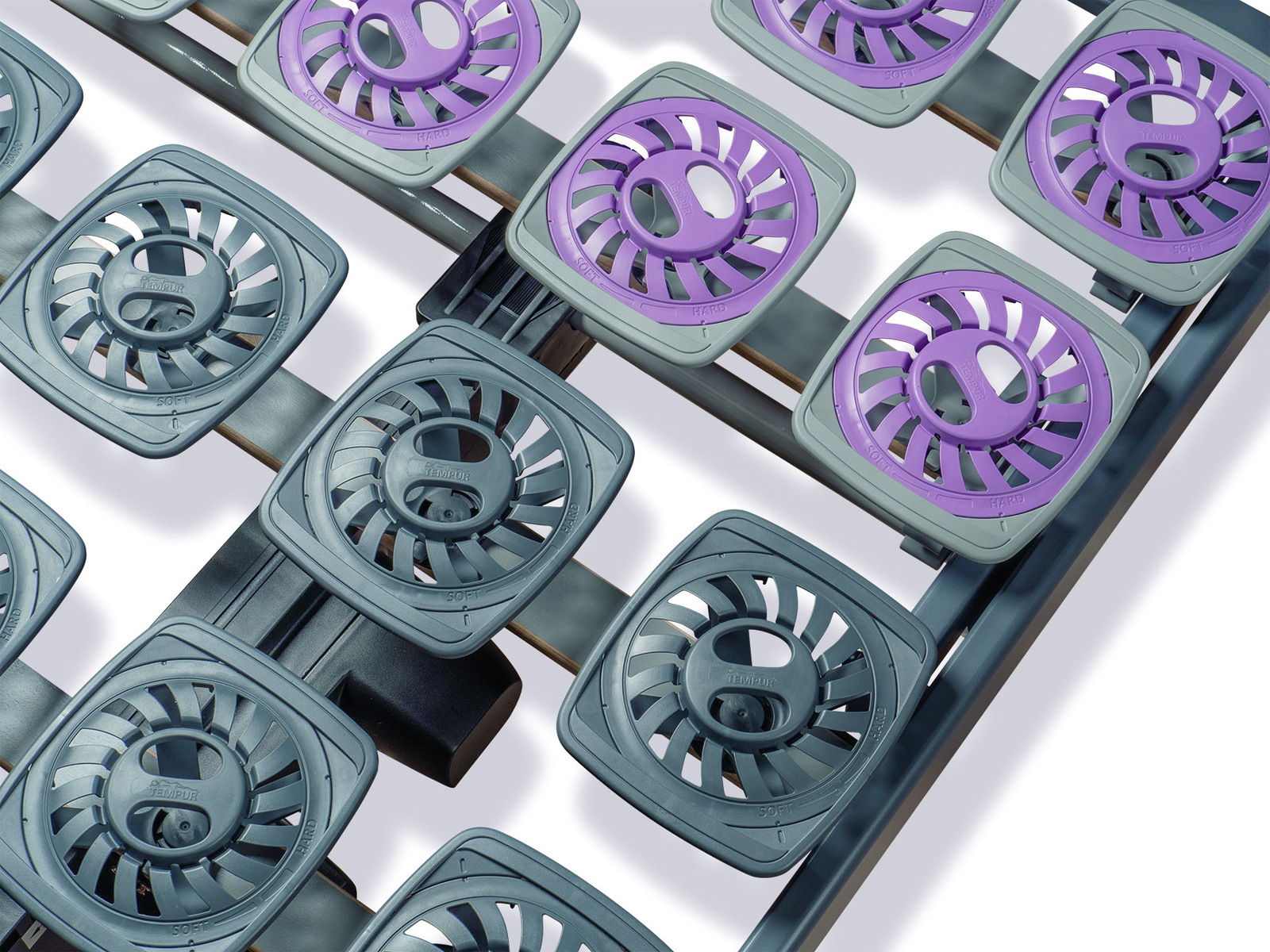 Nahaufnahme eines Systemrahmens 90x200 mit verstellbaren, lila und grauen Federelementen in diagonaler Perspektive.