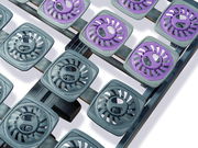 Nahaufnahme eines Systemrahmens 90x200 mit verstellbaren, lila und grauen Federelementen in diagonaler Perspektive.