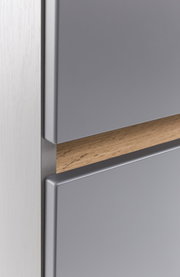 Nahaufnahme eines Waschtisch-Sets mit grauer Oberfläche und Holzdetail, seitliche Perspektive