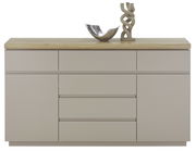 Frontale Ansicht eines modernen Sideboards mit Holzplatte und dekorativen Objekten darauf.