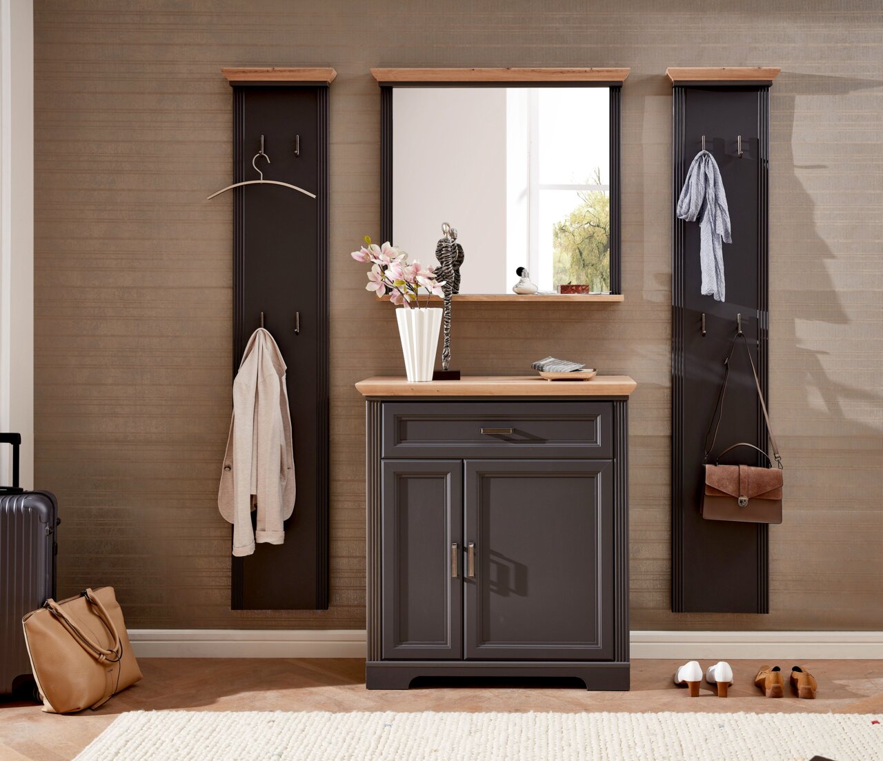 Landscape Garderobenpaneel schmal JUDITH Garderoben-Set mit zwei schmalen Garderobenpaneelen, einem Spiegel und einem Schuhschrank in dunklem Holz mit heller Ablage, frontal betrachtet.