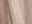 Nahaufnahme eines Designer-Teppichs mit geometrischem Muster in Beige- und Brauntönen, seitliche Perspektive