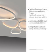 Moderne Deckenleuchte mit energieeffizienter LED-Technik und warmweißem Licht, seitliche Perspektive