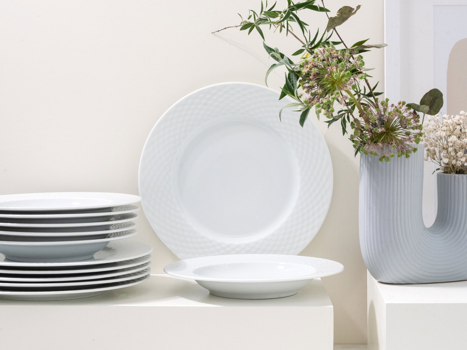 Creatable Tafelservice 12-tlg POLO Weißes Tafelservice 12-tlg mit elegantem Muster, seitliche Perspektive, dekoriert mit Blumen in einer modernen Vase.