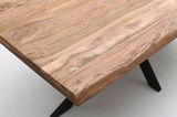 Nahaufnahme eines Esstisches aus Holz mit natürlicher Maserung und schwarzen Metallbeinen, von oben betrachtet.