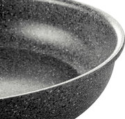 Nahaufnahme einer grauen, marmorierten Pfanne mit Antihaftbeschichtung, seitliche Perspektive