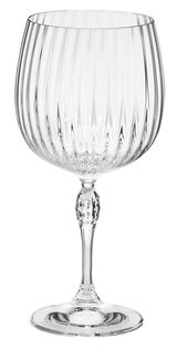 Elegantes Gin Tonic Glas mit geriffeltem Design, seitliche Perspektive