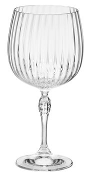 Elegantes Gin Tonic Glas mit geriffeltem Design, seitliche Perspektive