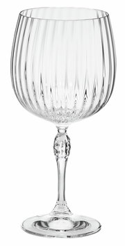 Elegantes Gin Tonic Glas mit geriffeltem Design, seitliche Perspektive