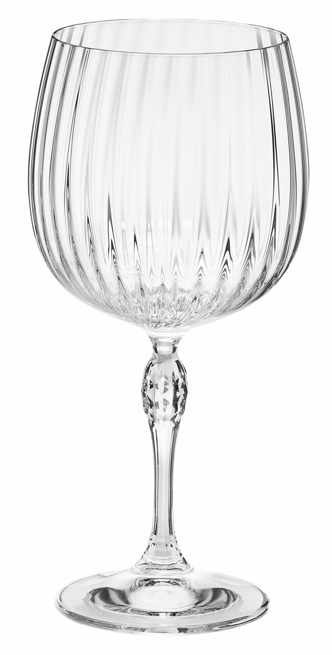 Elegantes Gin Tonic Glas mit geriffeltem Design, seitliche Perspektive