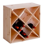 Weinregal aus Holz mit diagonalen Fächern, gefüllt mit Weinflaschen, seitliche Perspektive