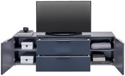Frontale Ansicht eines modernen TV-Lowboards mit zwei Schubladen und seitlichen Fächern, dekoriert mit Büchern, Boxen und einer Decke.
