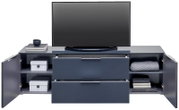 Frontale Ansicht eines modernen TV-Lowboards mit zwei Schubladen und seitlichen Fächern, dekoriert mit Büchern, Boxen und einer Decke.