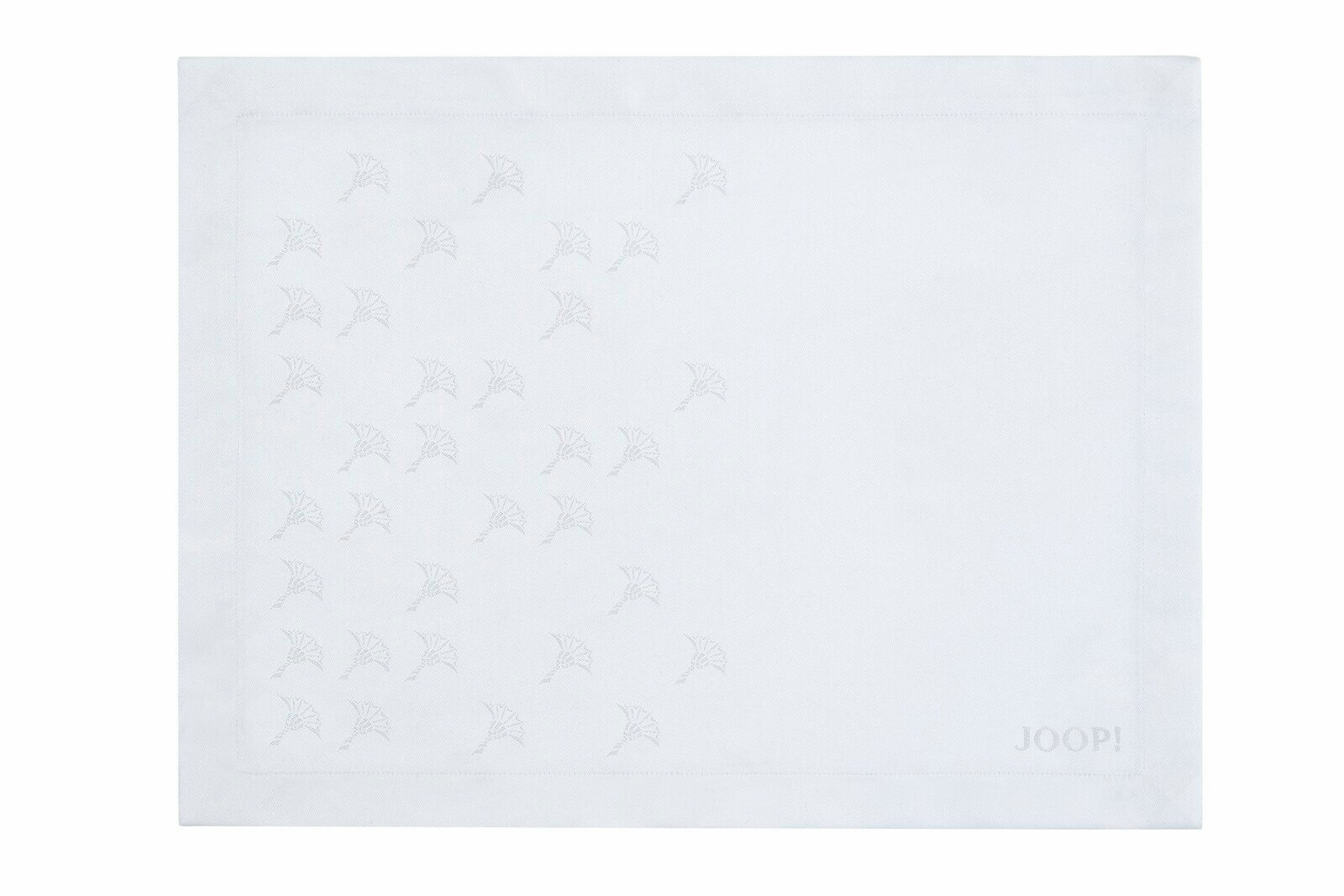 Weißes Platzset mit dezentem Muster und Markenlogo, aus der Vogelperspektive fotografiert.