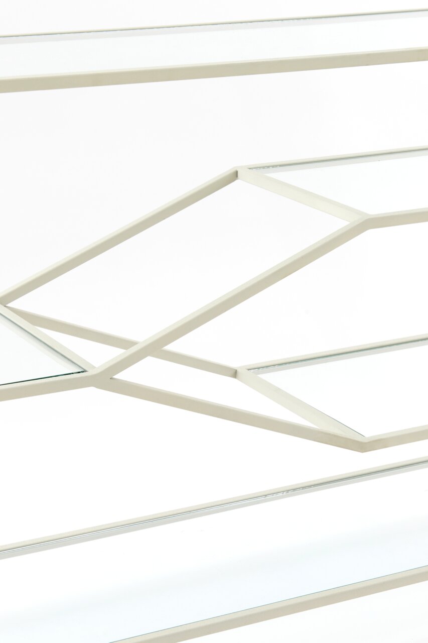 Nahaufnahme eines Konsolentisches mit geometrischem Metallrahmen und Glasplatten, seitliche Perspektive