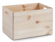 Holzkiste aus hellem Holz mit seitlichen Grifföffnungen, perspektivisch von vorne links fotografiert