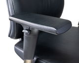 Nahaufnahme eines schwarzen Chefsessels mit Armlehne, seitliche Perspektive