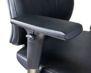 Nahaufnahme eines schwarzen Chefsessels mit Armlehne, seitliche Perspektive