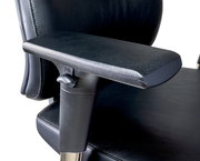 Nahaufnahme eines schwarzen Chefsessels mit Armlehne, seitliche Perspektive