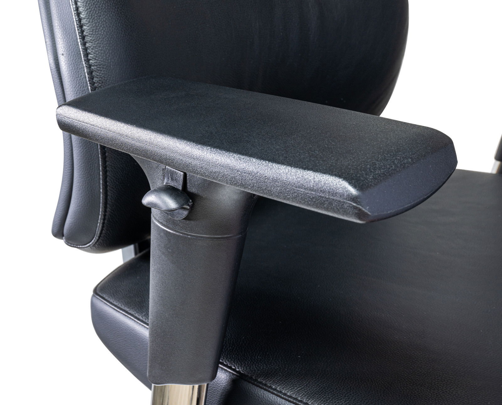 Nahaufnahme eines schwarzen Chefsessels mit Armlehne, seitliche Perspektive