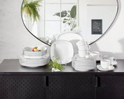 Kombiservice Lido Black eckig auf einem schwarzen Schrank, mit einem Spiegel im Hintergrund, der das Geschirr aus einer frontalen Perspektive zeigt.