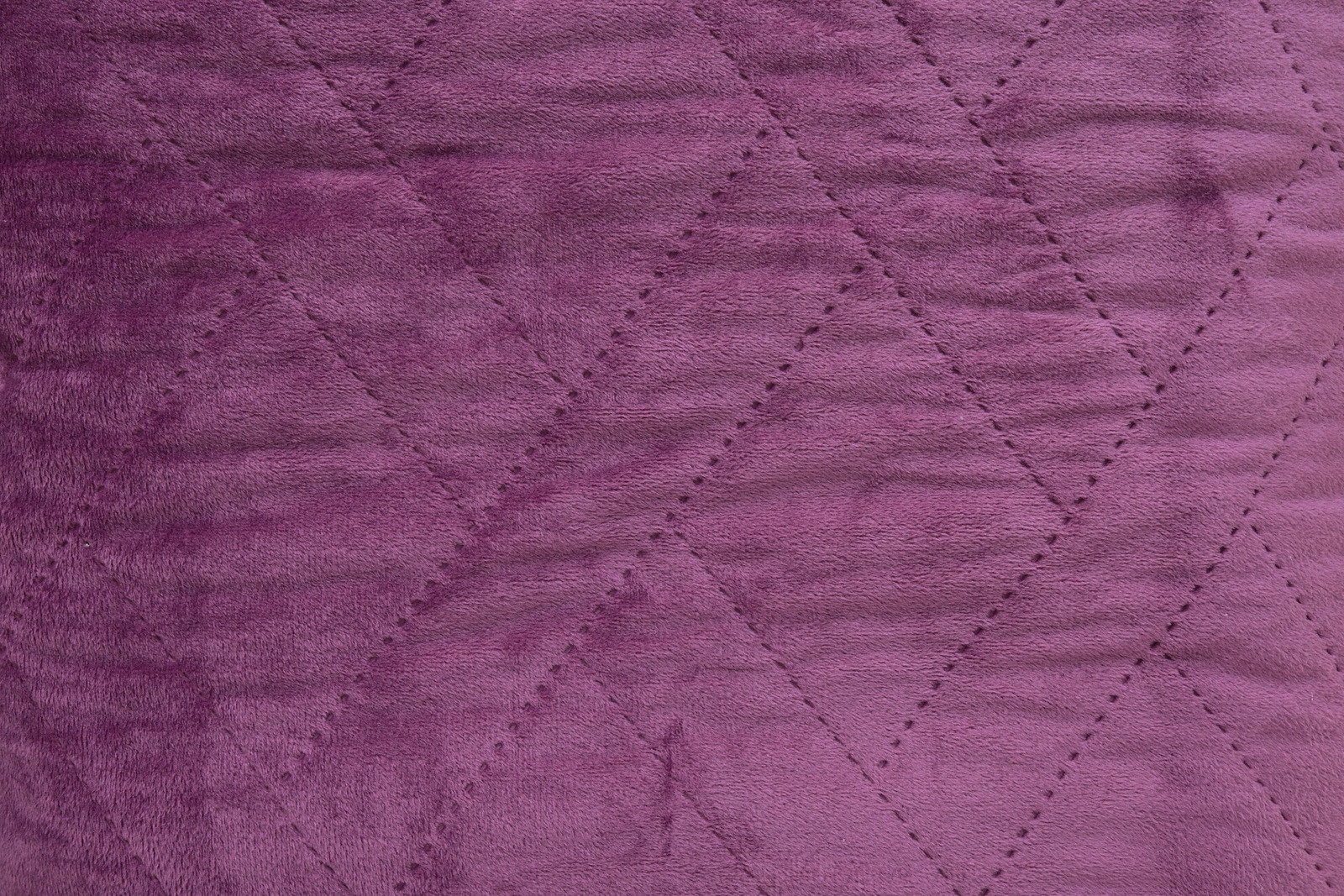 Nahaufnahme einer lila Tagesdecke mit Rautenmuster