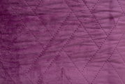 Close-up van een paars sprei met ruitpatroon