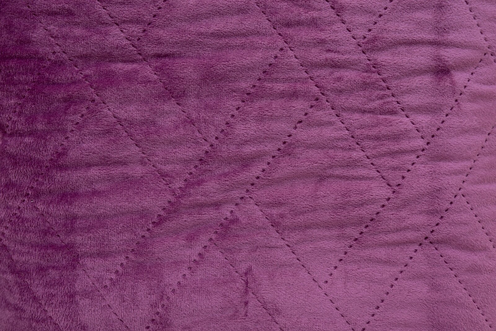 Nahaufnahme einer lila Tagesdecke mit Rautenmuster