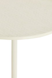 Nahaufnahme eines weißen Beistelltisches mit strukturierter Oberfläche, seitliche Perspektive