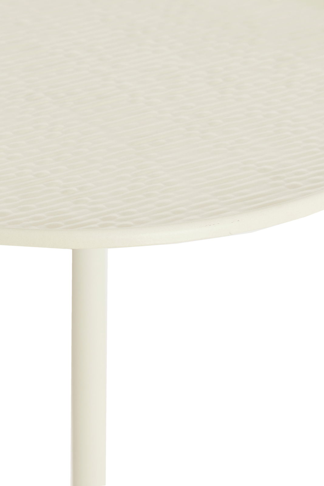Nahaufnahme eines weißen Beistelltisches mit strukturierter Oberfläche, seitliche Perspektive