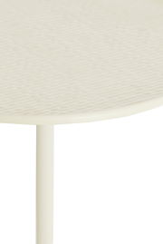 Nahaufnahme eines weißen Beistelltisches mit strukturierter Oberfläche, seitliche Perspektive