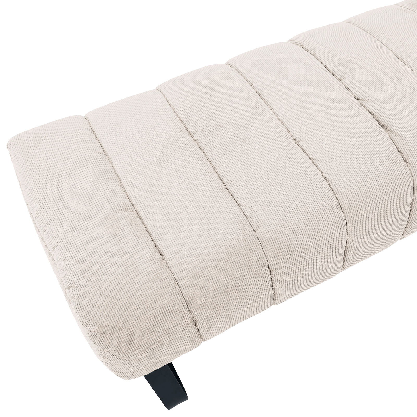 Nahaufnahme einer cremefarbenen 2,5er-Sitzbank mit gestepptem Stoffbezug und schwarzem Bein, von oben betrachtet.