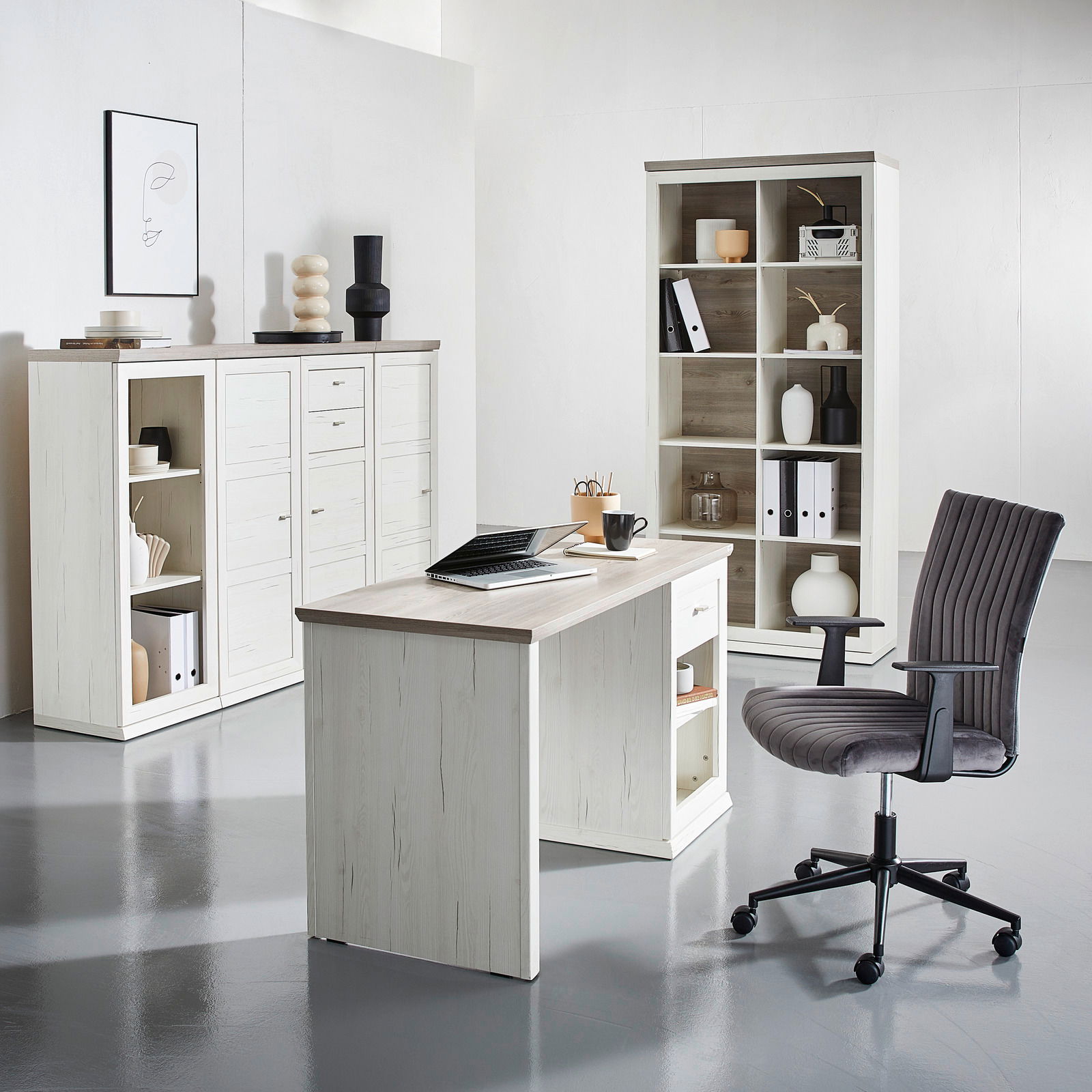 Moderner Schreibtisch in heller Holzoptik, umgeben von passenden Regalen und einem Bürostuhl, aus der Perspektive eines Betrachters im Raum.