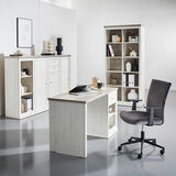 Moderner Schreibtisch in heller Holzoptik, umgeben von passenden Regalen und einem Bürostuhl, aus der Perspektive eines Betrachters im Raum.