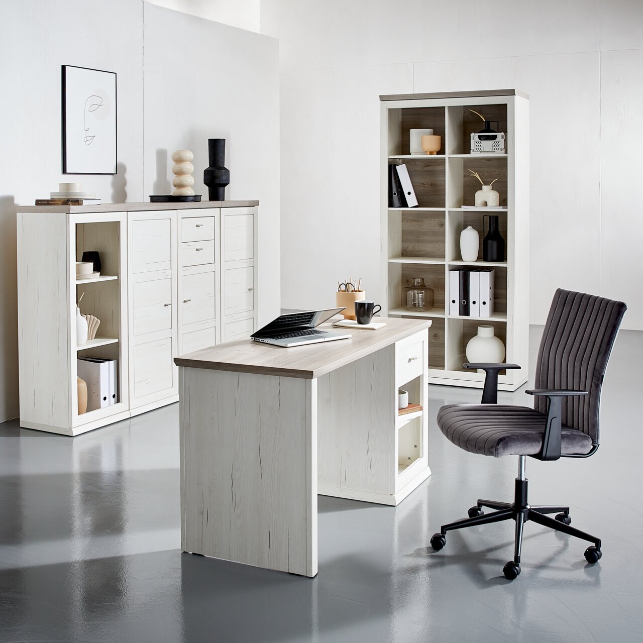 Een modern bureau in een lichte houtlook, omringd door bijpassende planken en een bureaustoel, gezien vanuit het perspectief van iemand die in de kamer staat.