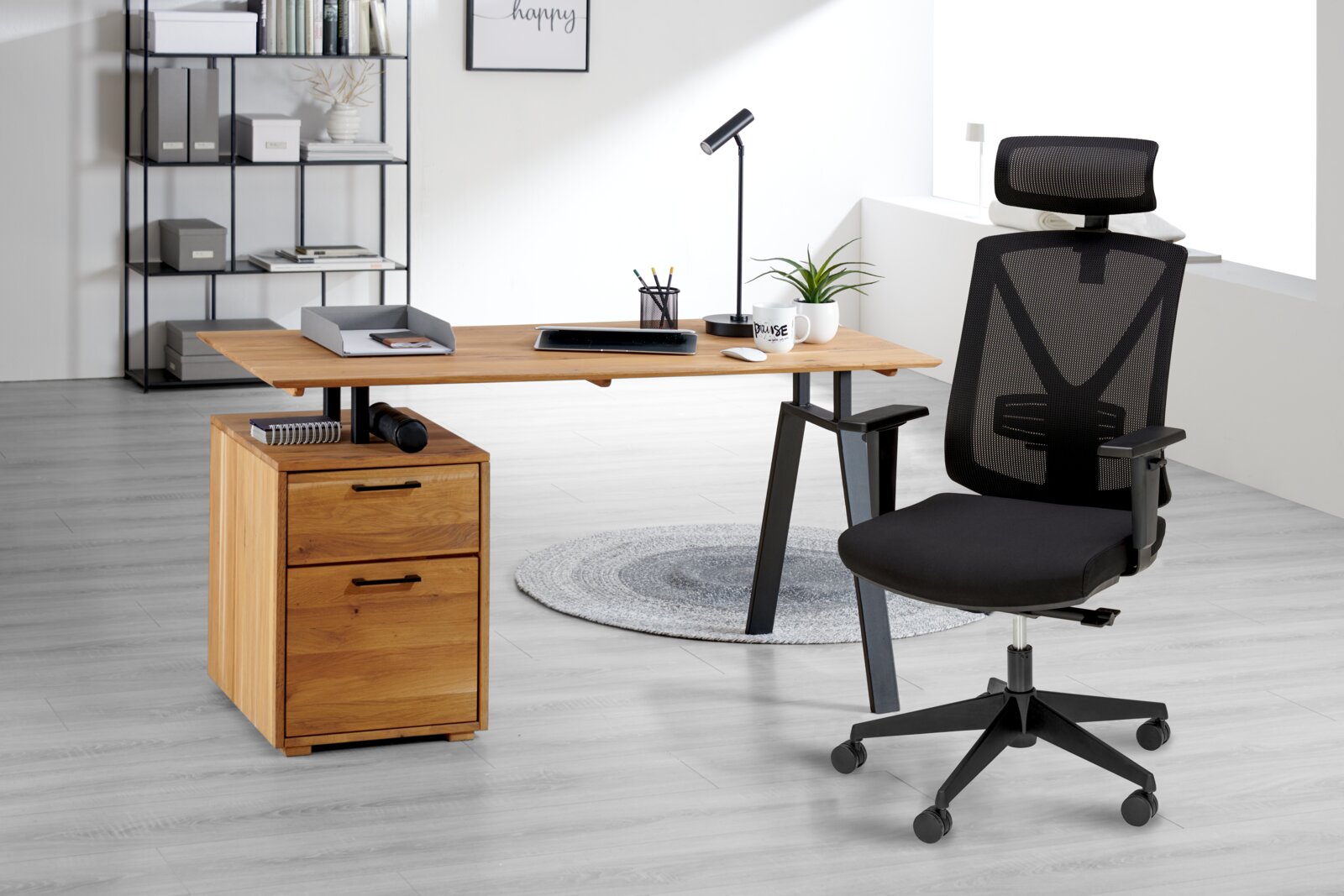 Modern bureau met houten blad en zwarte draaistoel, zijaanzicht
