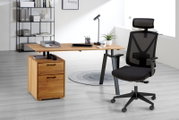 Modern bureau met houten blad en zwarte draaistoel, zijaanzicht